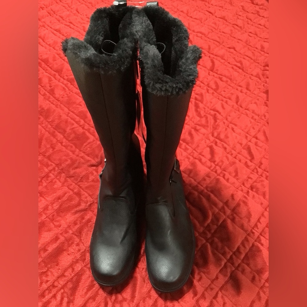 New Women’s Size 6M Waterproof Faux Fur Lined Boots by Totes.